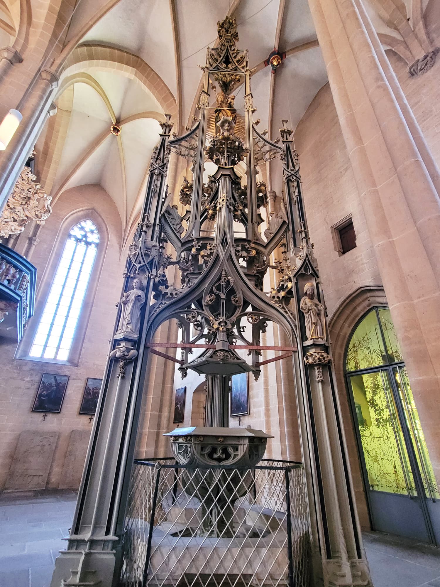 Bedeutender spätgotischer Taufstein mit einem beeindruckenden Baldachin.