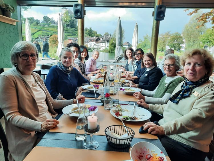Bei bester Stimmung genießen wir das Essen und bedanken uns bei den Liechtensteiner Freundinnen, die gemeinsam mit unserer Siegrun dieses herrliche Wochenende geplant haben.