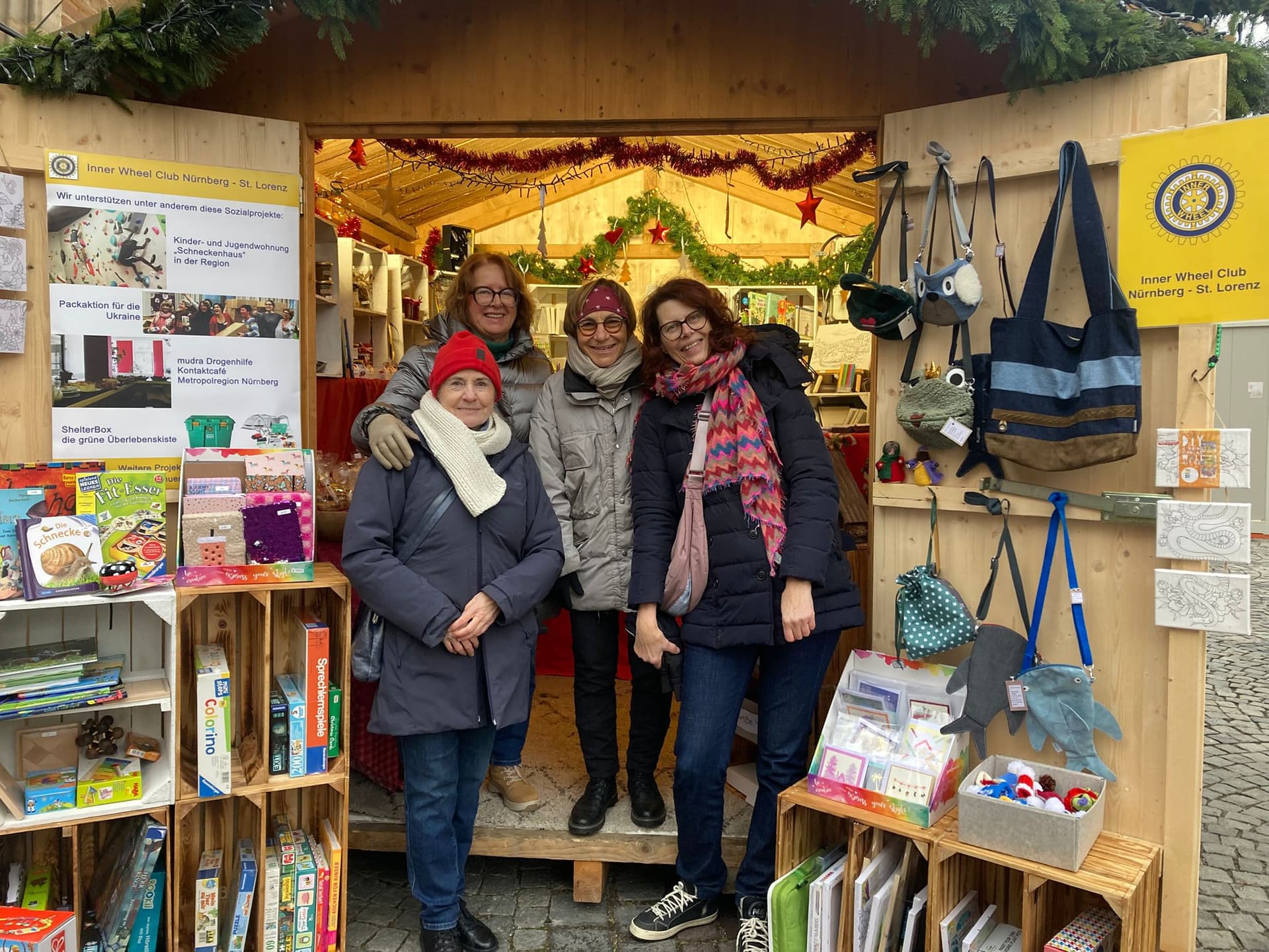 Siegrun Graff, Eleonore Sens, Sandra Batsch und Christiane Sandvoss vor unserer reich bestückten Bude