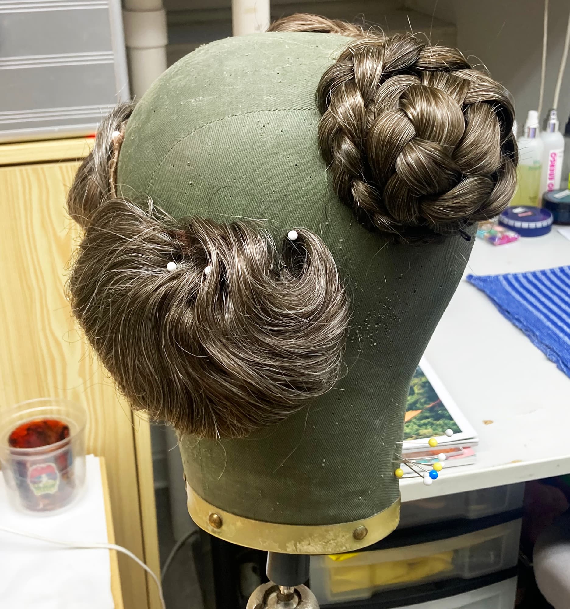 Eine Perücke in Arbeit.