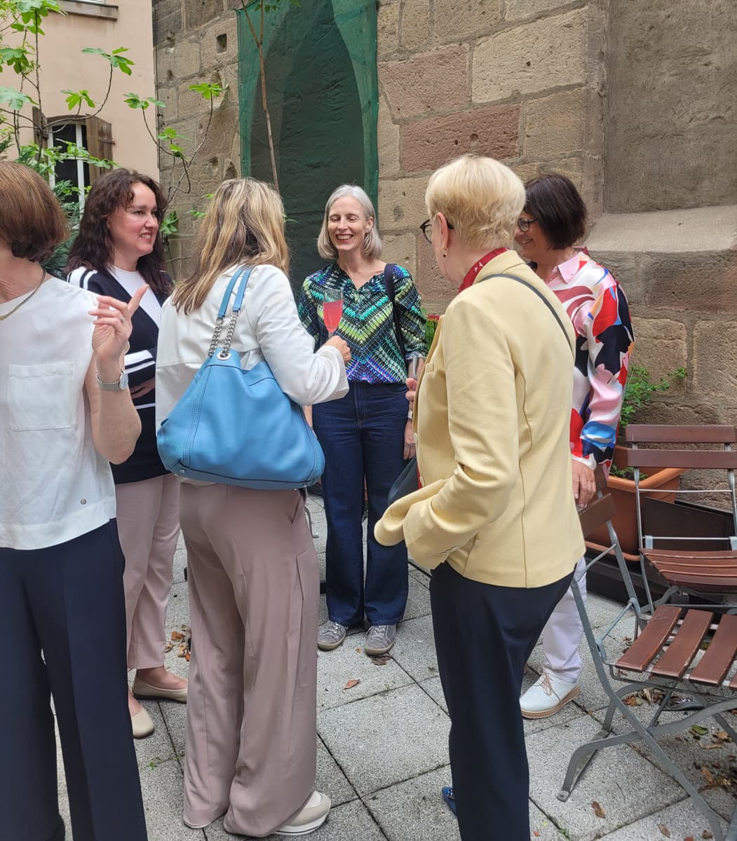 Fröhliches get together auf der Terrasse vom Literaturhaus.