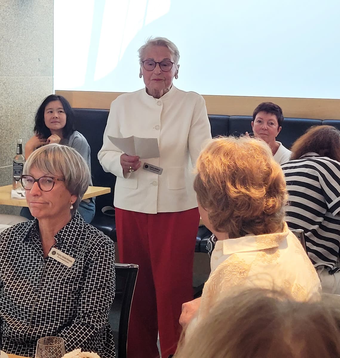 Unsere Freundin Christa Walther eröffnet unser Meeting mit einem Zitat des Tages.