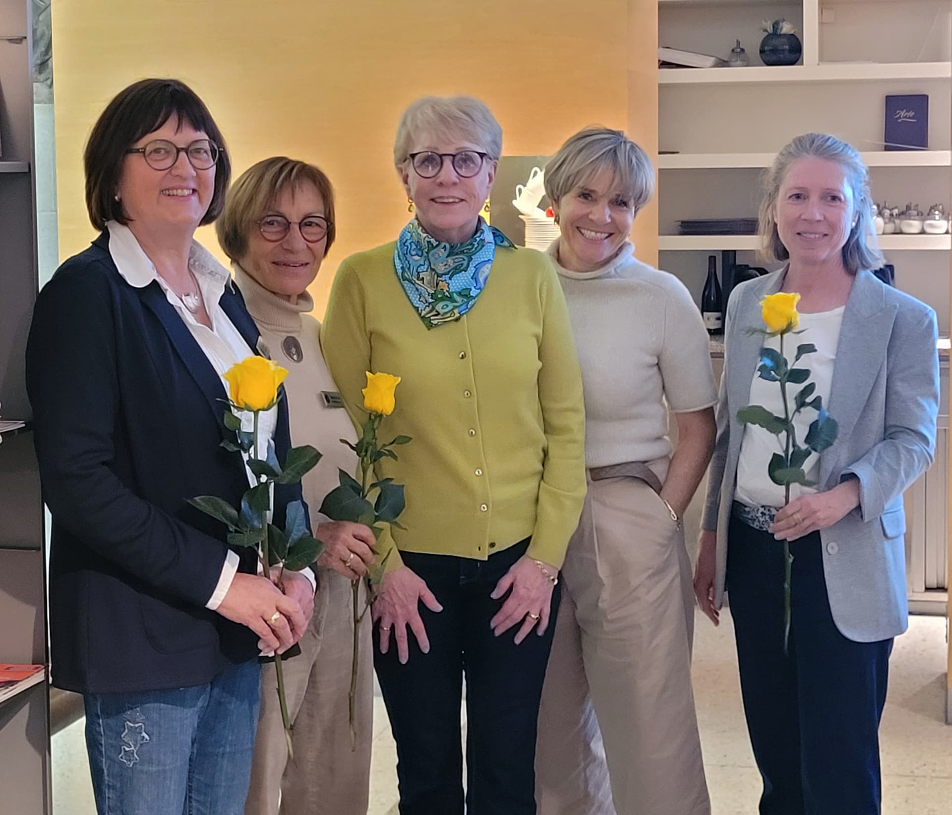 Der gesamte Vorstand vom Gemeindienst: Beate Meckler (1. Vorstand), Alexandra Batsch (Schatzmeisterin), Andrea Kick (Incoming-Präsidentin 2026/2027), Stefani Amm (Präsidentin 2026/2027) und Stefanie Hemmer (2. Vorstand)