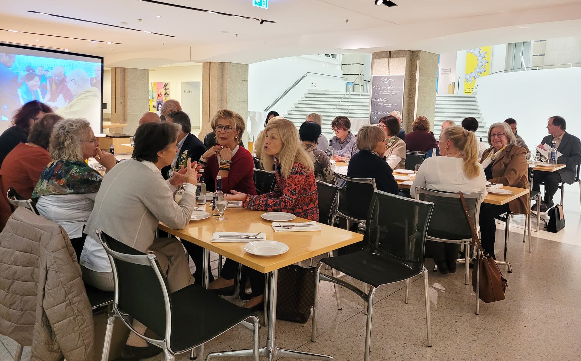 Reger Austausch, bevor das Meeting beginnt.