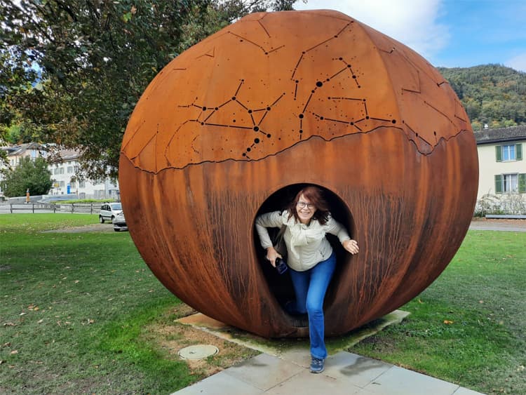 "Harmonia mundi - il canto di Bad Ragaz" von Sasha Vinci, Italien
Unsere Präsidentin Christiane Sandvoss hat das Innenleben der Skulptur erkundet.