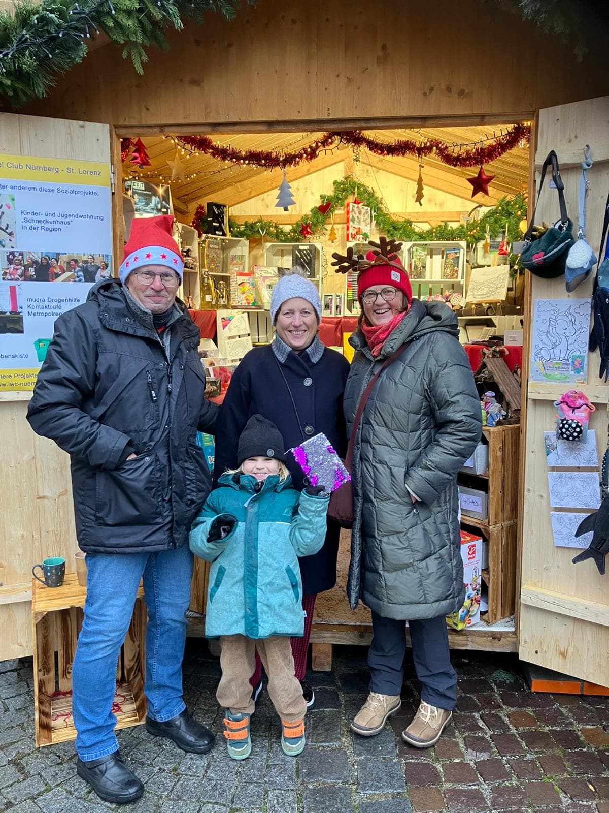Auch die Jüngsten helfen schon mit. Gerhard Löckler, Andrea Fischer und Beate Meckler mit Enkelkind.