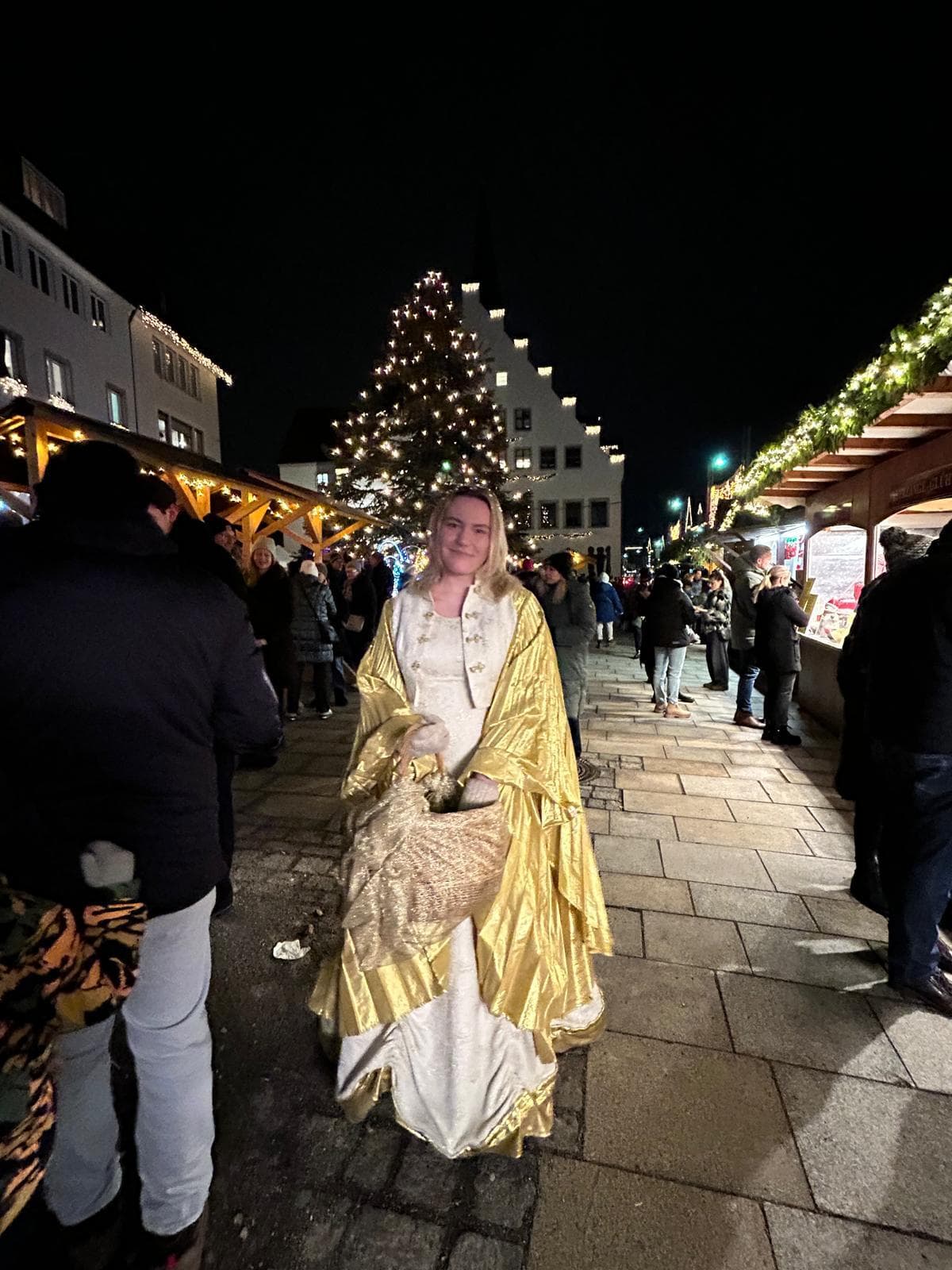 Das Christkind ist auf dem Weihnachtsmarkt unterwegs.
