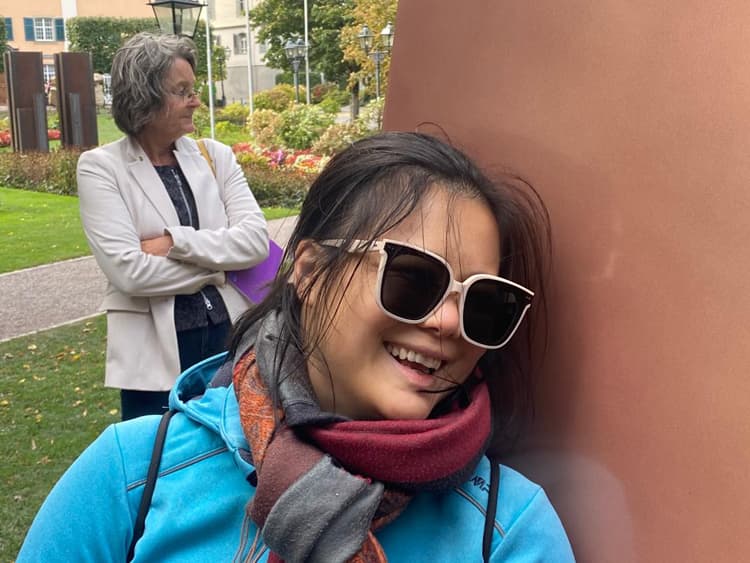 Unsere Freundin Xiaoshu lauscht fasziniert den Klängen ...