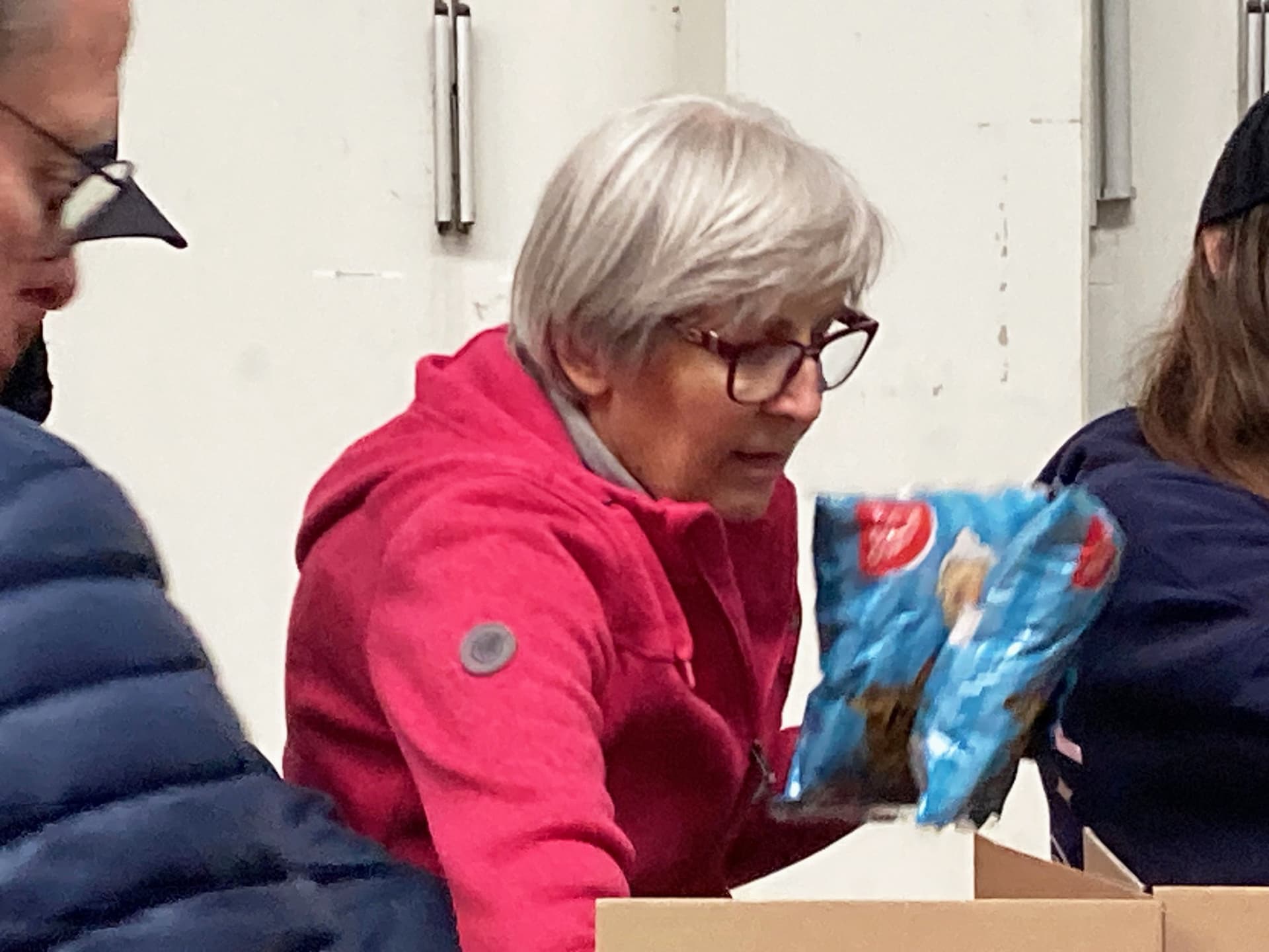 Jutta Rother beim Packen