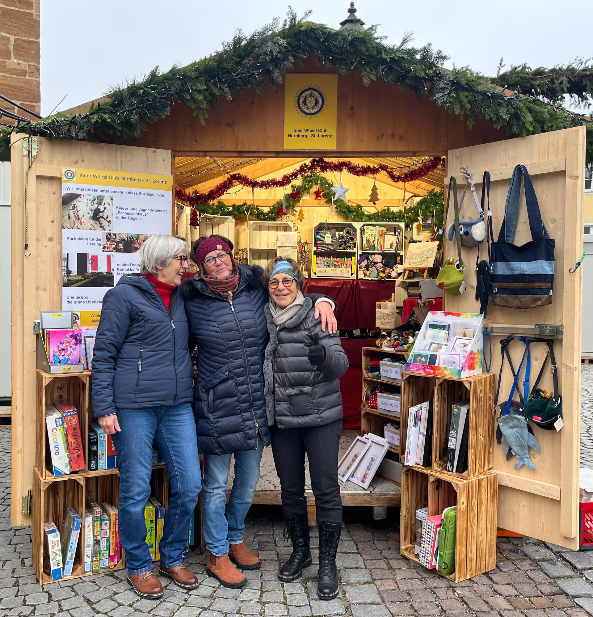 Jutta Rother, Beate Meckler und Sandra Batsch beim Dekorieren der Bude