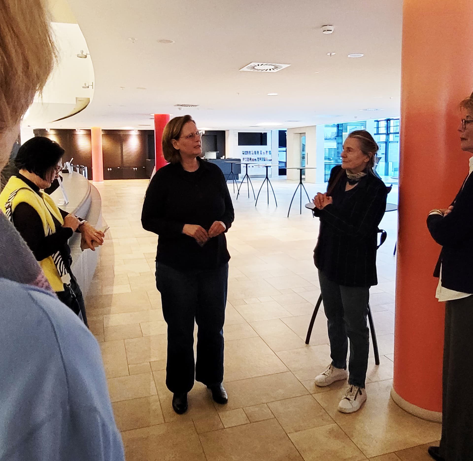 Anja Sparberg begrüßt uns im Foyer vom Schauspielhaus.