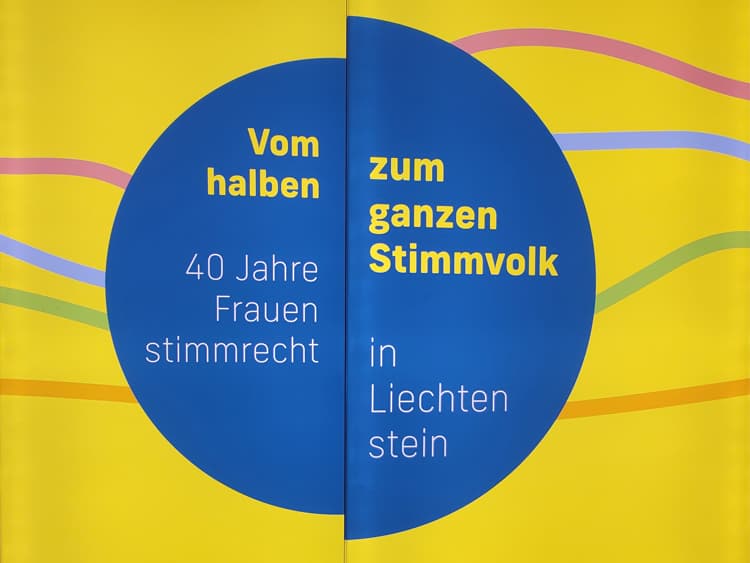 Wir bekommen eine spannende Führung durch die aktuelle Ausstellung zum Thema "Frauen-Stimmrecht".
