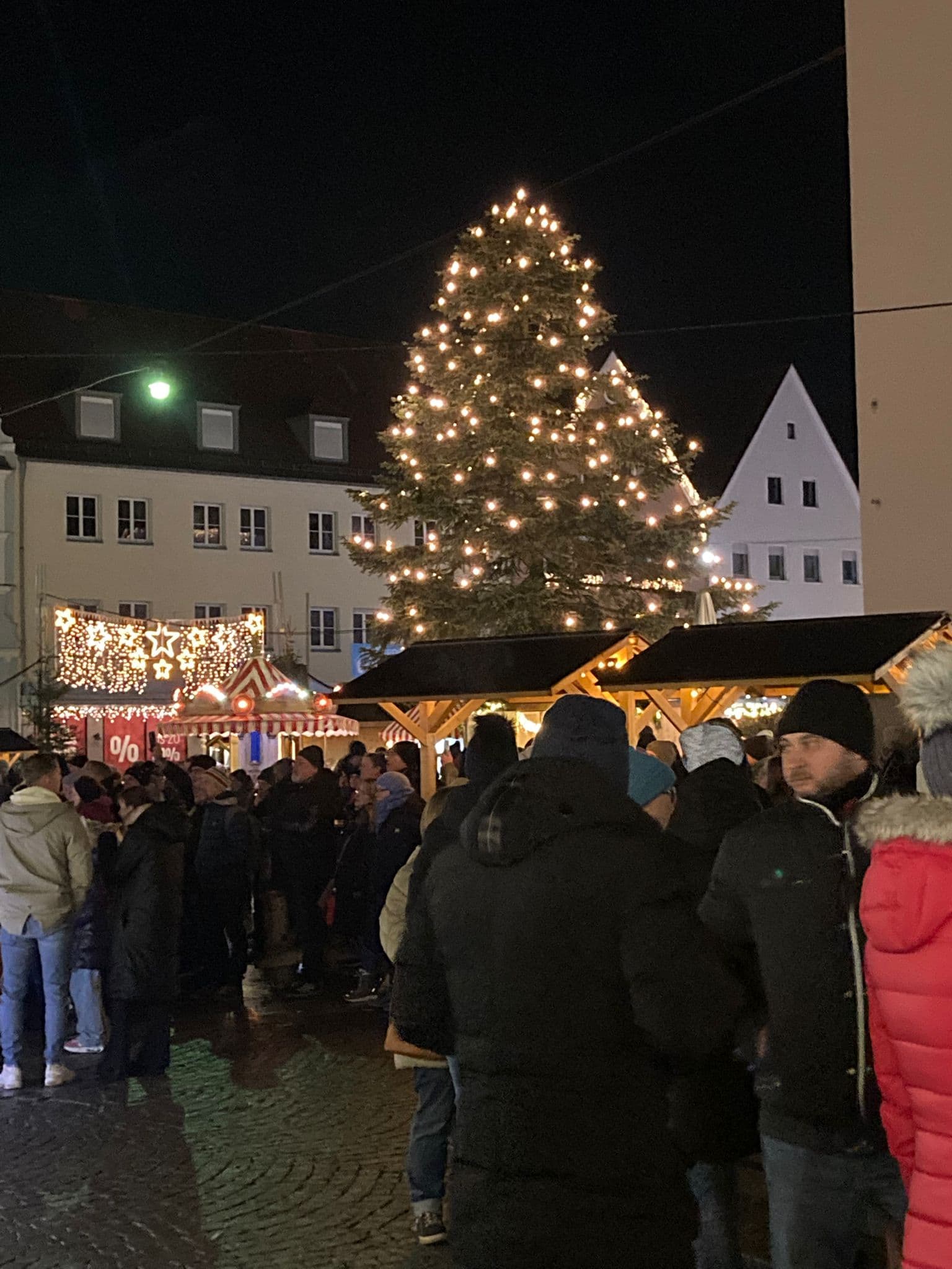 Es herrscht richtig Betrieb auf dem Weihnachtsmarkt.