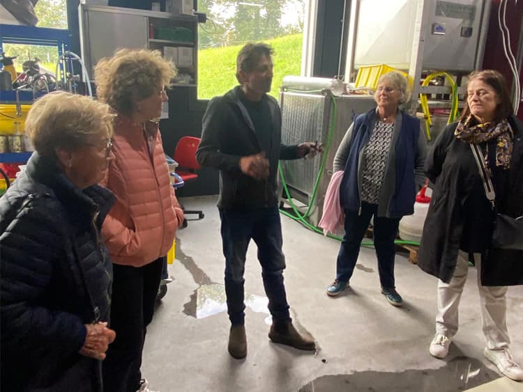 In der Weinkellerei.
Alice Bodenmann, Andrea Fischer, Herr Zindel, Cornelia Kranig und Ilse Reinhardt.