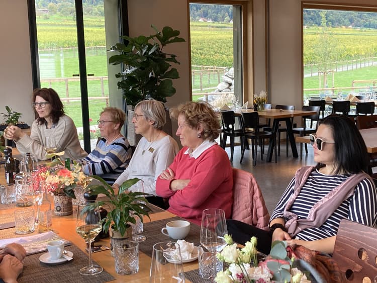 Gemütliches Beisammensein im Weinhaus.