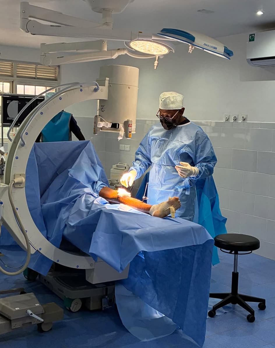 Dr. Mike Kawooya operiert im MFK Hospital