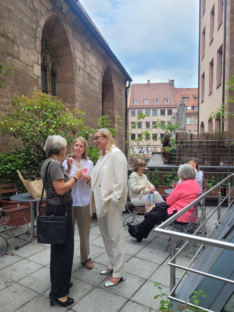 Fröhliches get together auf der Terrasse vom Literaturhaus.