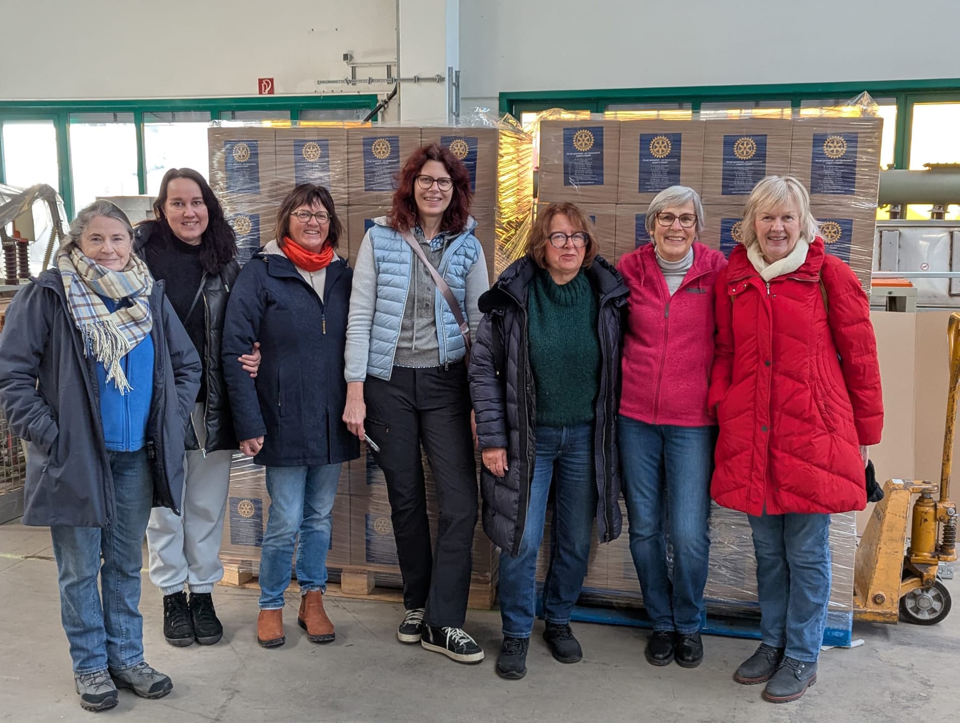 Das "Packteam" unseres Clubs: Siegrun Graff, Tetiana Aristarkhova, Beate Meckler, Christiane Sandvoss, Eleonore Sens, Jutta Rother und Hannelore Wallis (von links).