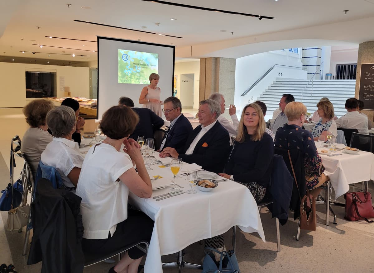 Unsere Präsidentin Stefani Amm eröffnet das Meeting.