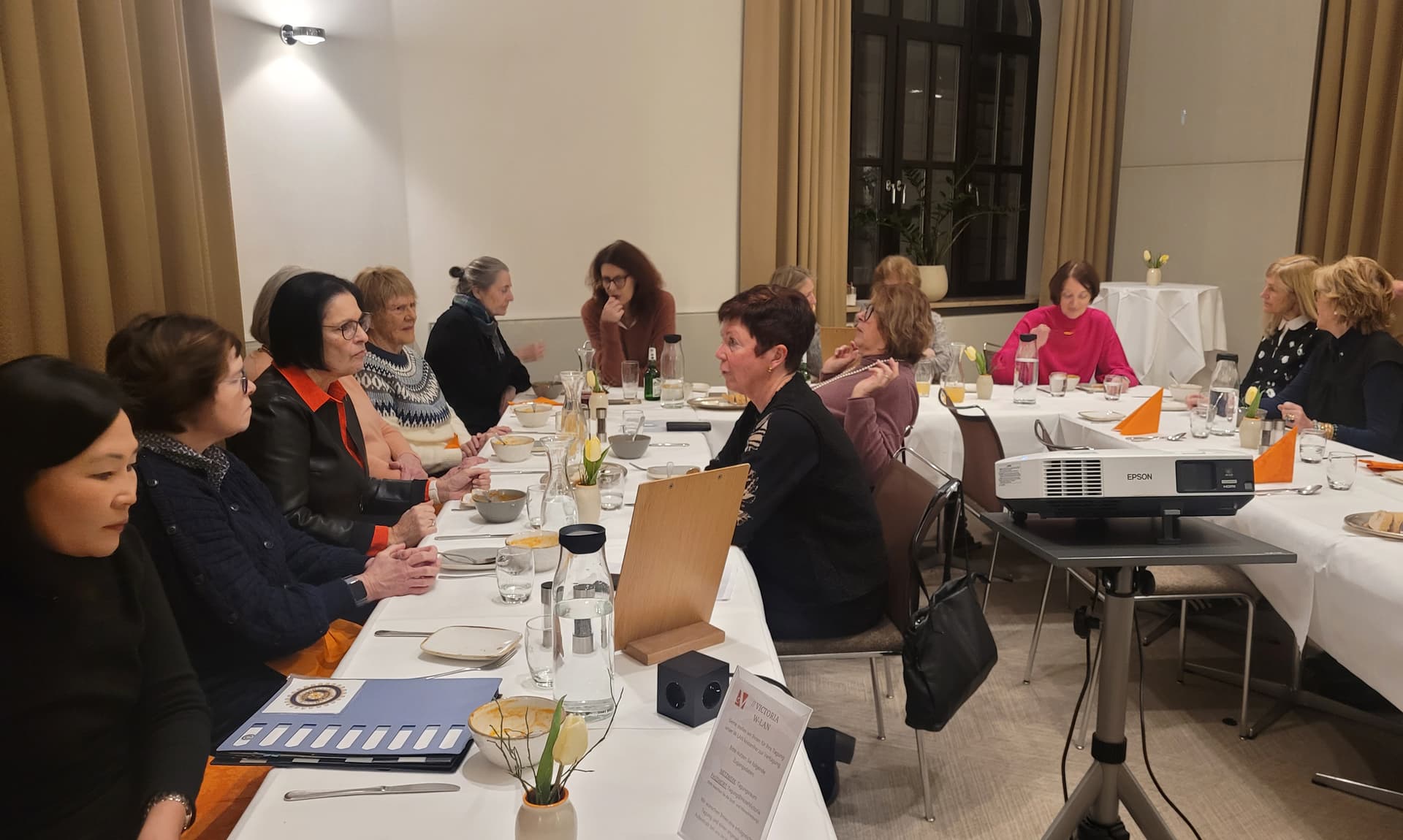 Gut besuchtes Meeting.