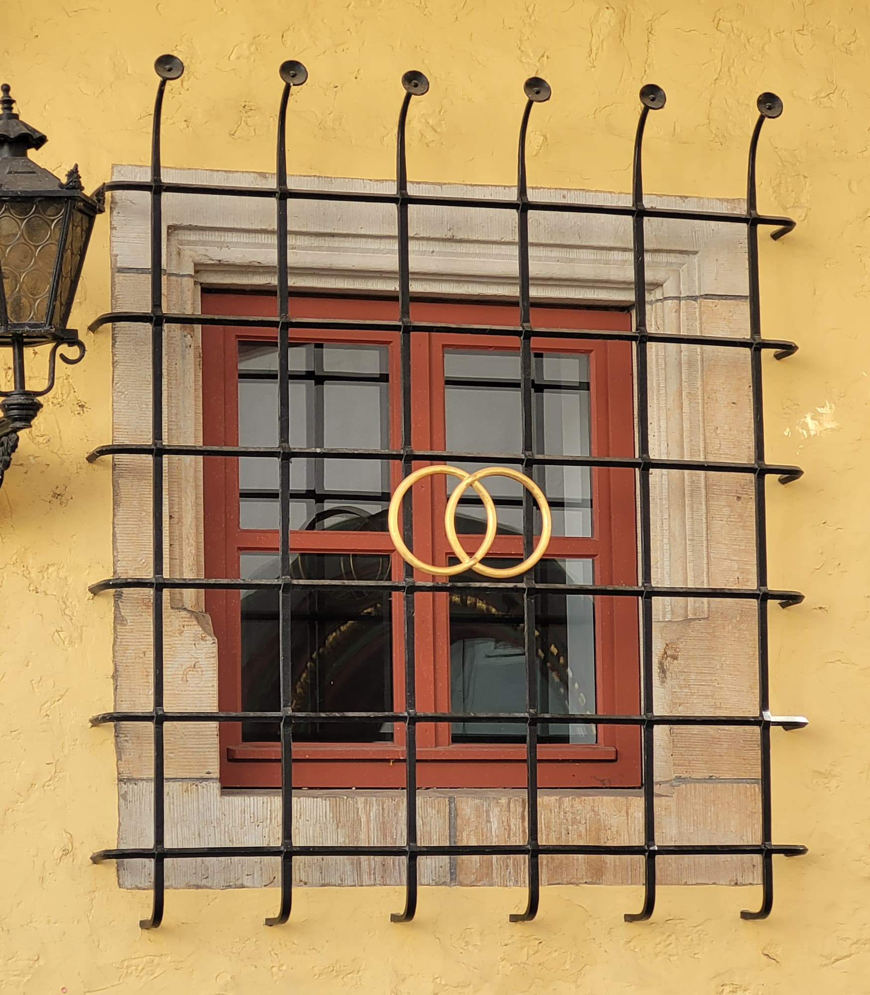 Ursprünglich als Waidspeicher genutzt, ist das Haus zum Sonneborn heute Hochzeitshaus und Standesamt.