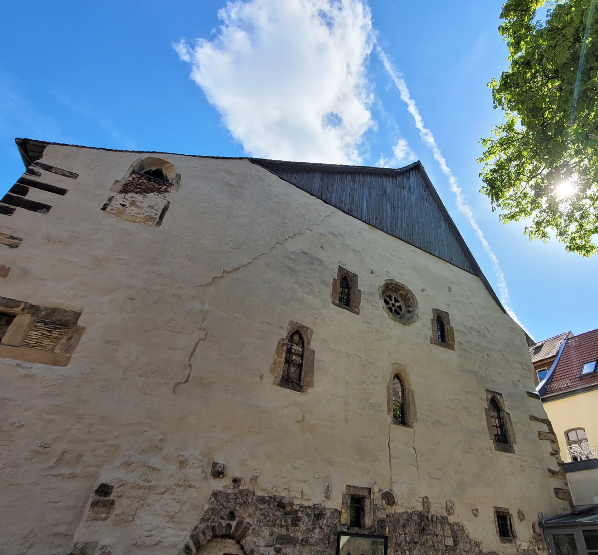 Die Alte Synagoge ist mit ihren ältesten Bauteilen aus dem 11. Jahrhundert die älteste, bis zum Dach erhaltene Synagoge in Mitteleuropa.