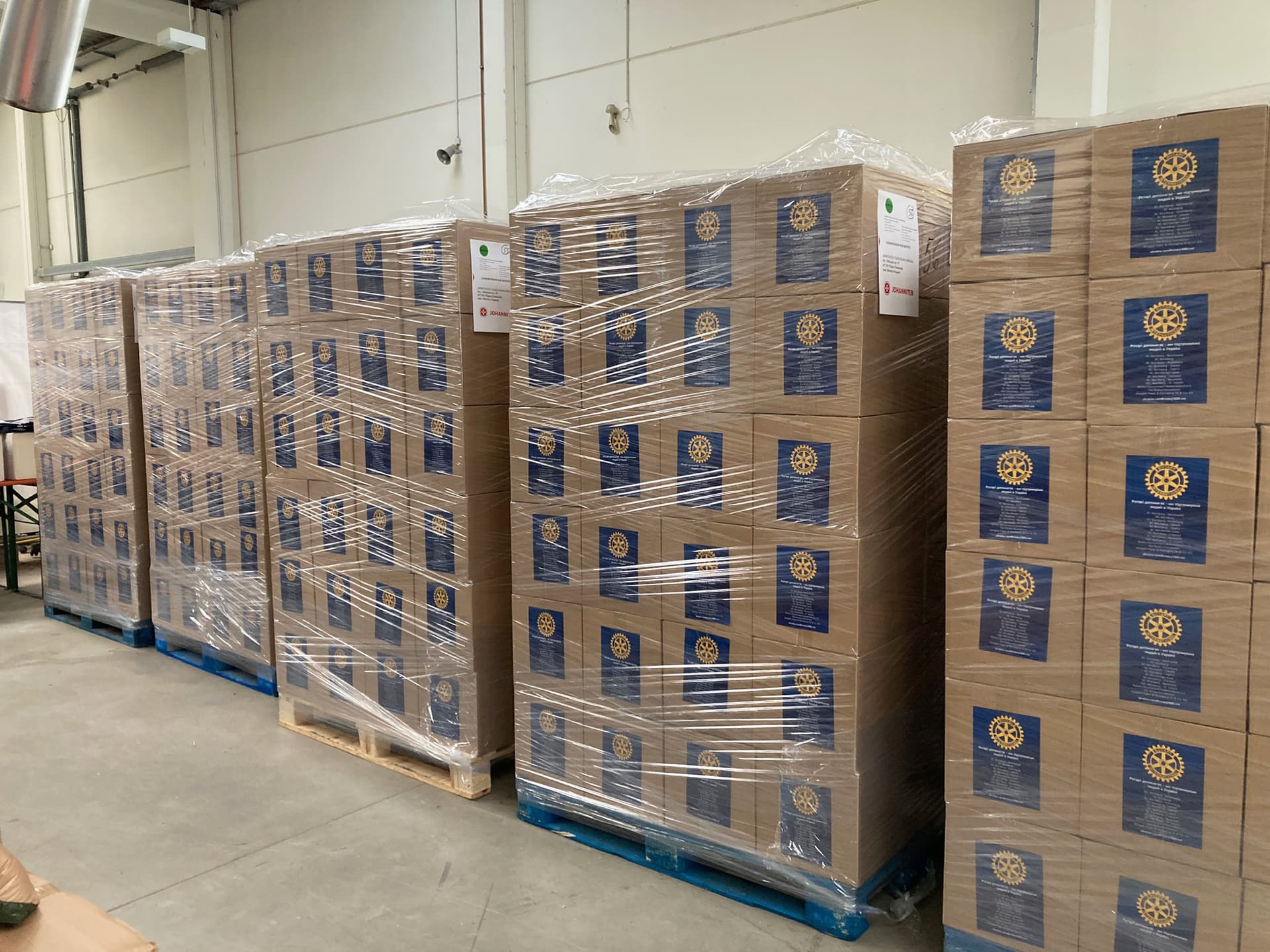 Die fertig gepackten Palletten mit einigen tausend Paketen.