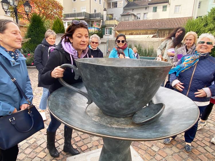 "La Tazza" von Daniel Spoerri, Schweiz
