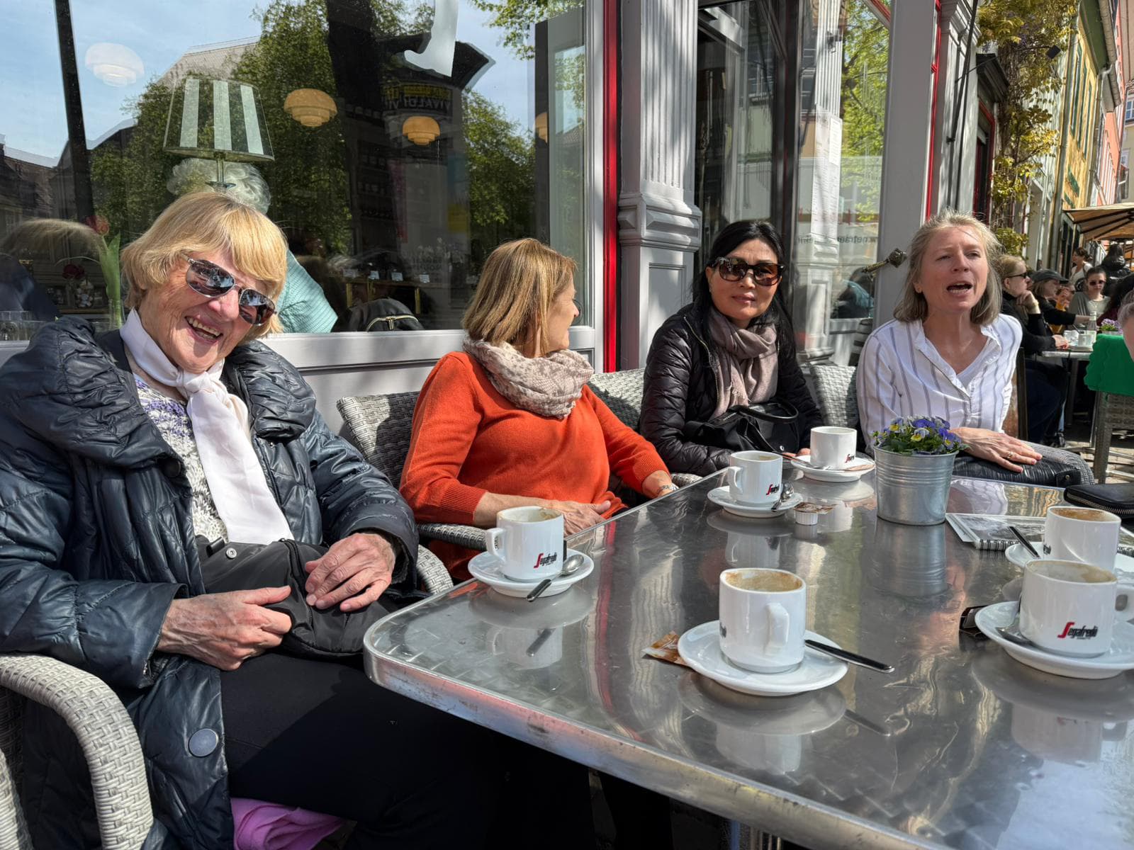 Kaffeepause auf dem Wenigemarkt. Rosi Bengel, Ilse Reinhardt, Chuka Schlosser und Steffi Hemmer.