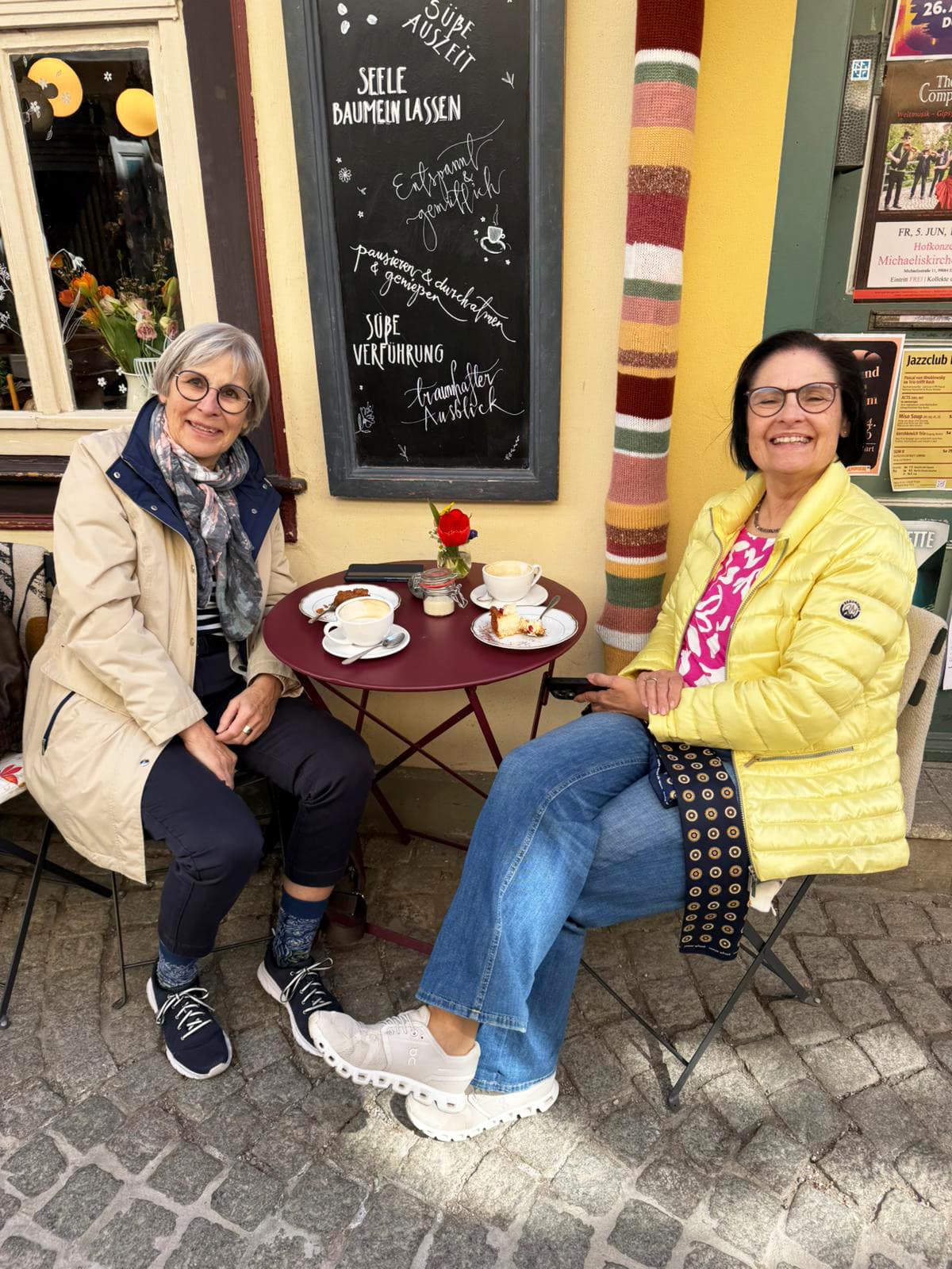 Jutta Rother und Vera Finn genießen eine kleine Pause auf der Krämerbrücke.