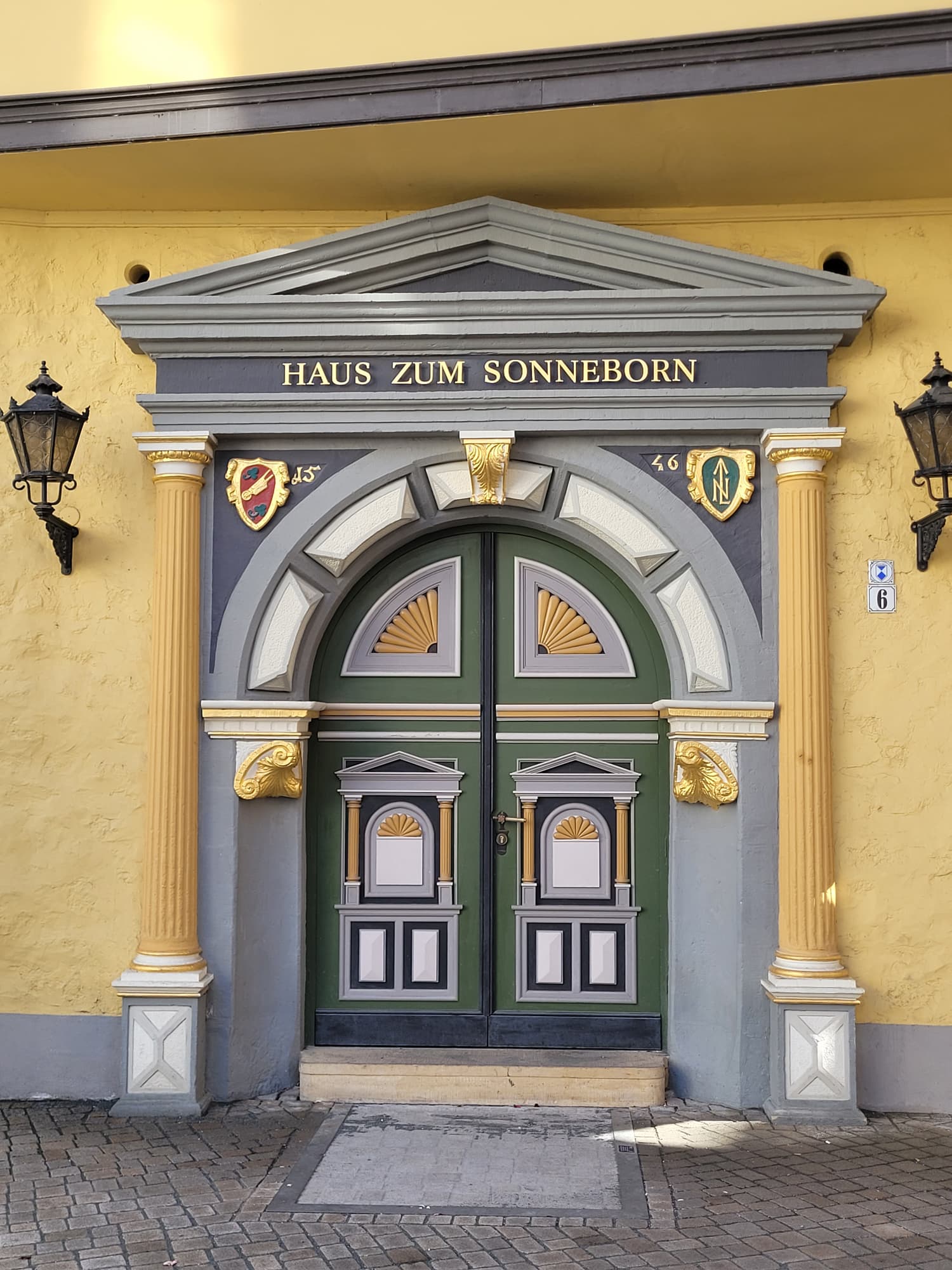 Ursprünglich als Waidspeicher genutzt, ist das Haus zum Sonneborn heute Hochzeitshaus und Standesamt.