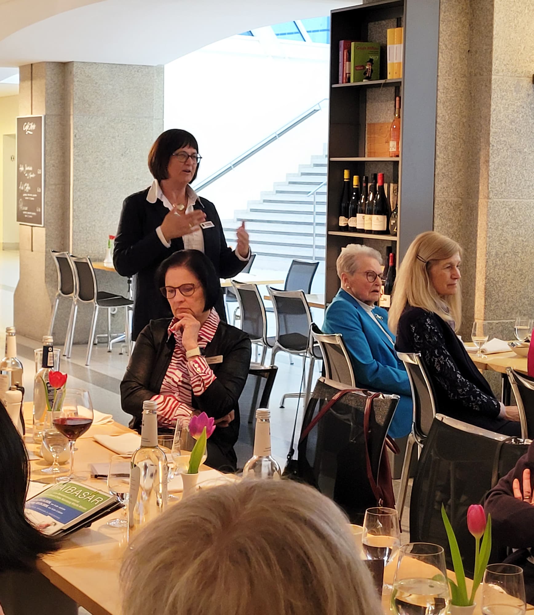 Beate Meckler stellt ein Projekt vor.