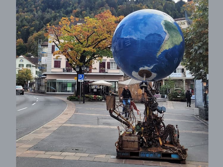 "money makes the world go round" von Schneebeli Joel, Schweiz