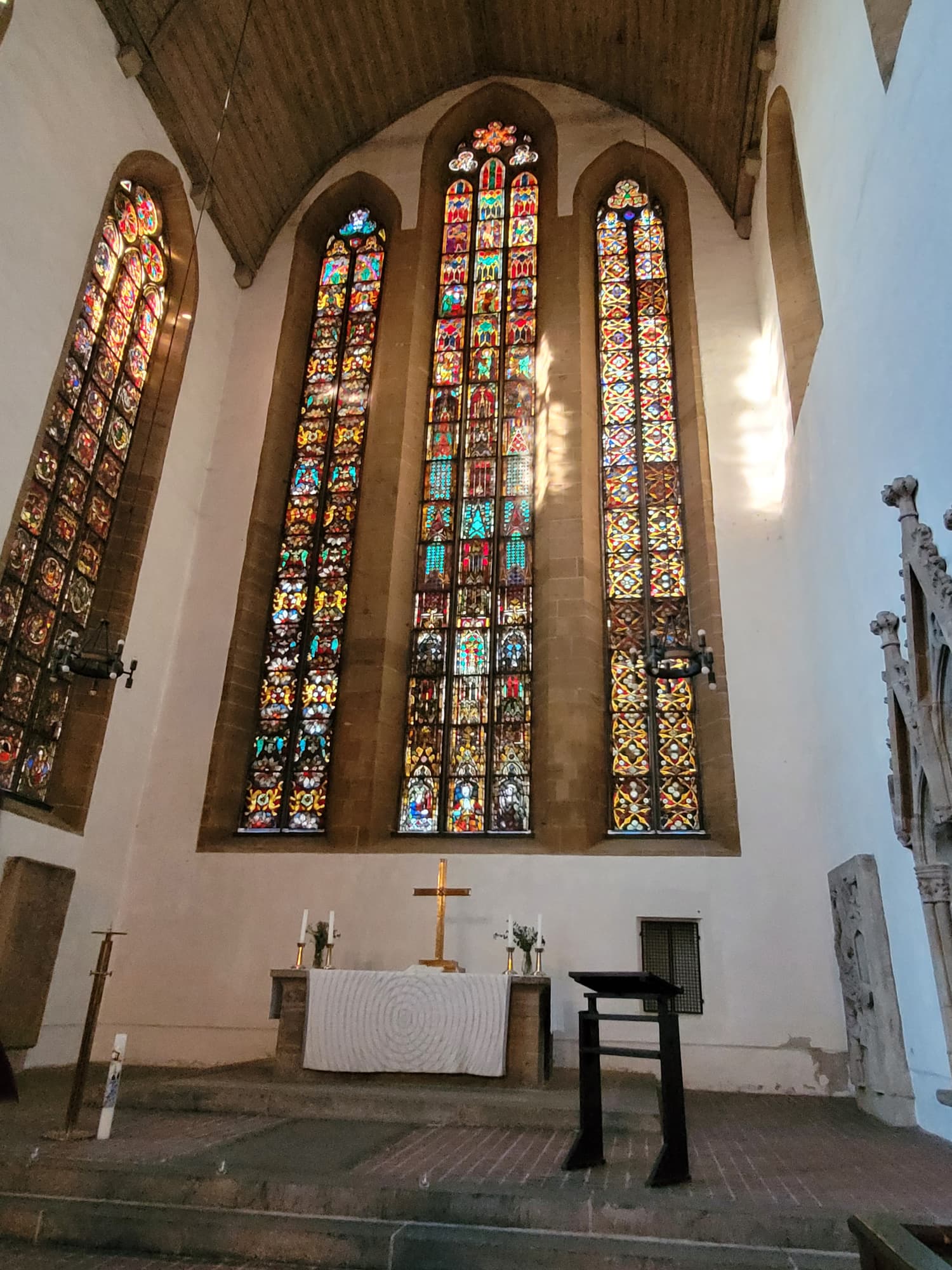 Die mittelalterlichen Glasmalereien sind um 1300 entstanden.