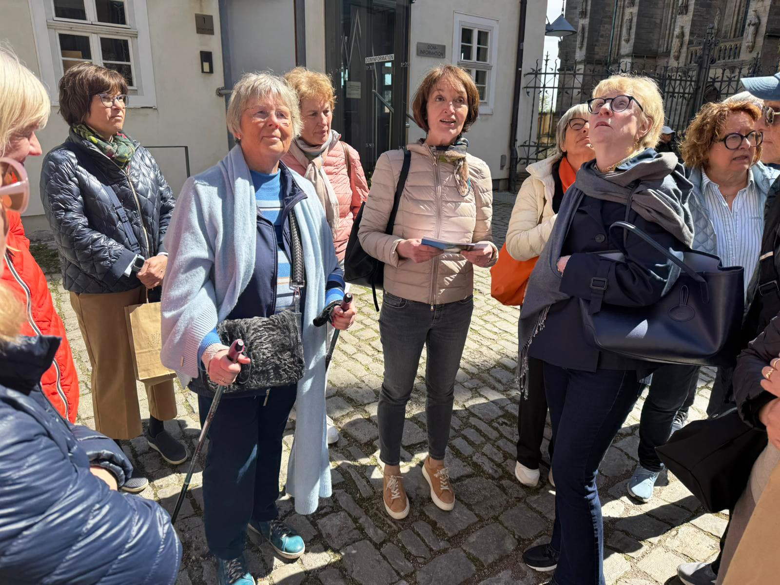 Brigitte Haid führt uns durch die Kirche St. Severi.