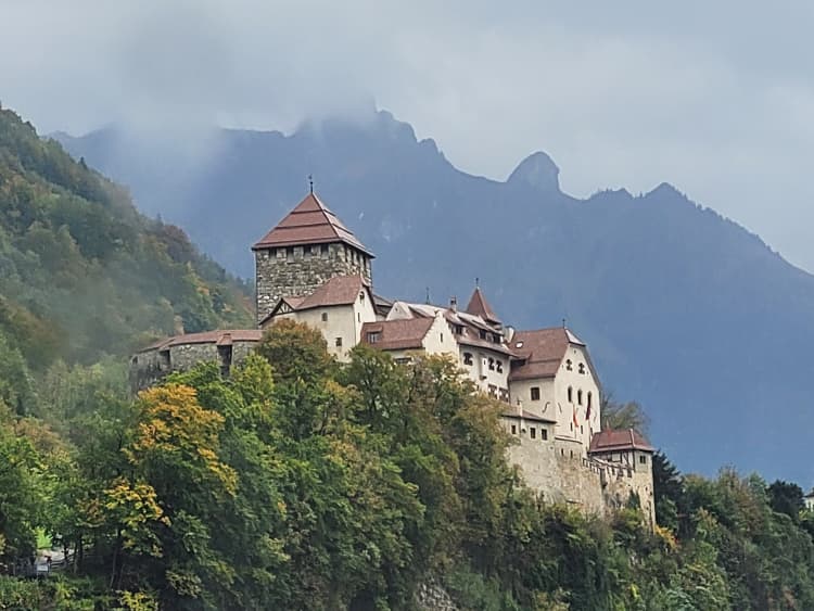 Nach der Führung im Landesmuseum steigen wir in den City-Train ein und werden durch Vaduz "geführt". Angesichts des Regens eine angenehme Art der Stadtführung.