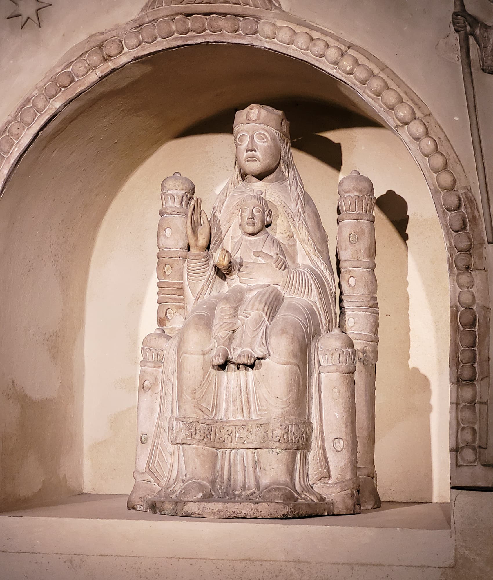 thronende Madonna mit Kind aus der Zeit um 1160