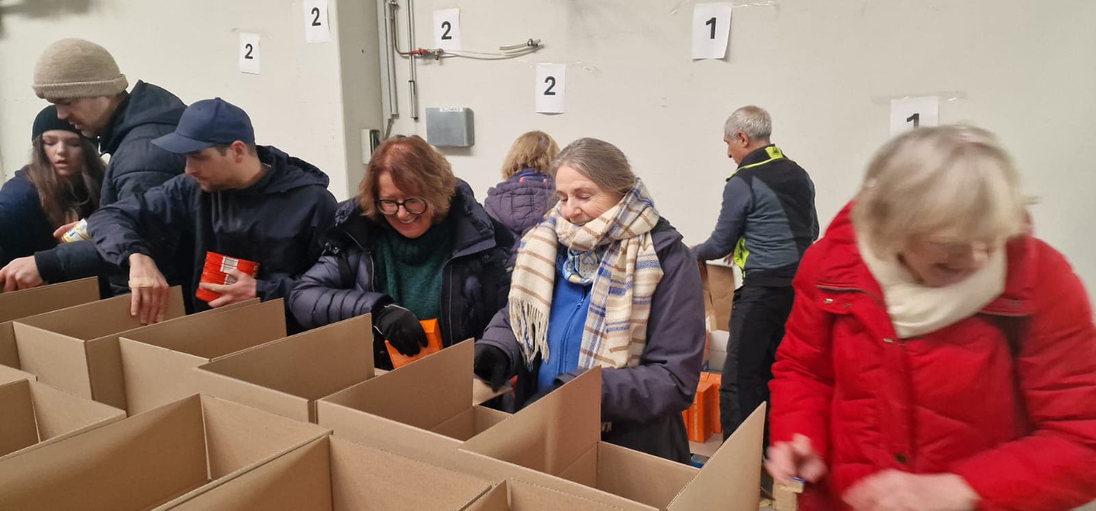 Unsere Freundinnen Eleonotrte Sens, Siegrun Graff und Hannelore Wallis packen mit an.