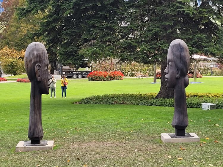 "Stele Noir" von Michael Tolloy, Österreich