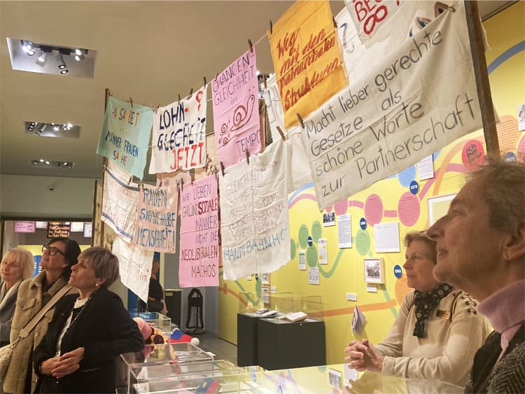 Führung durch die Ausstellung.