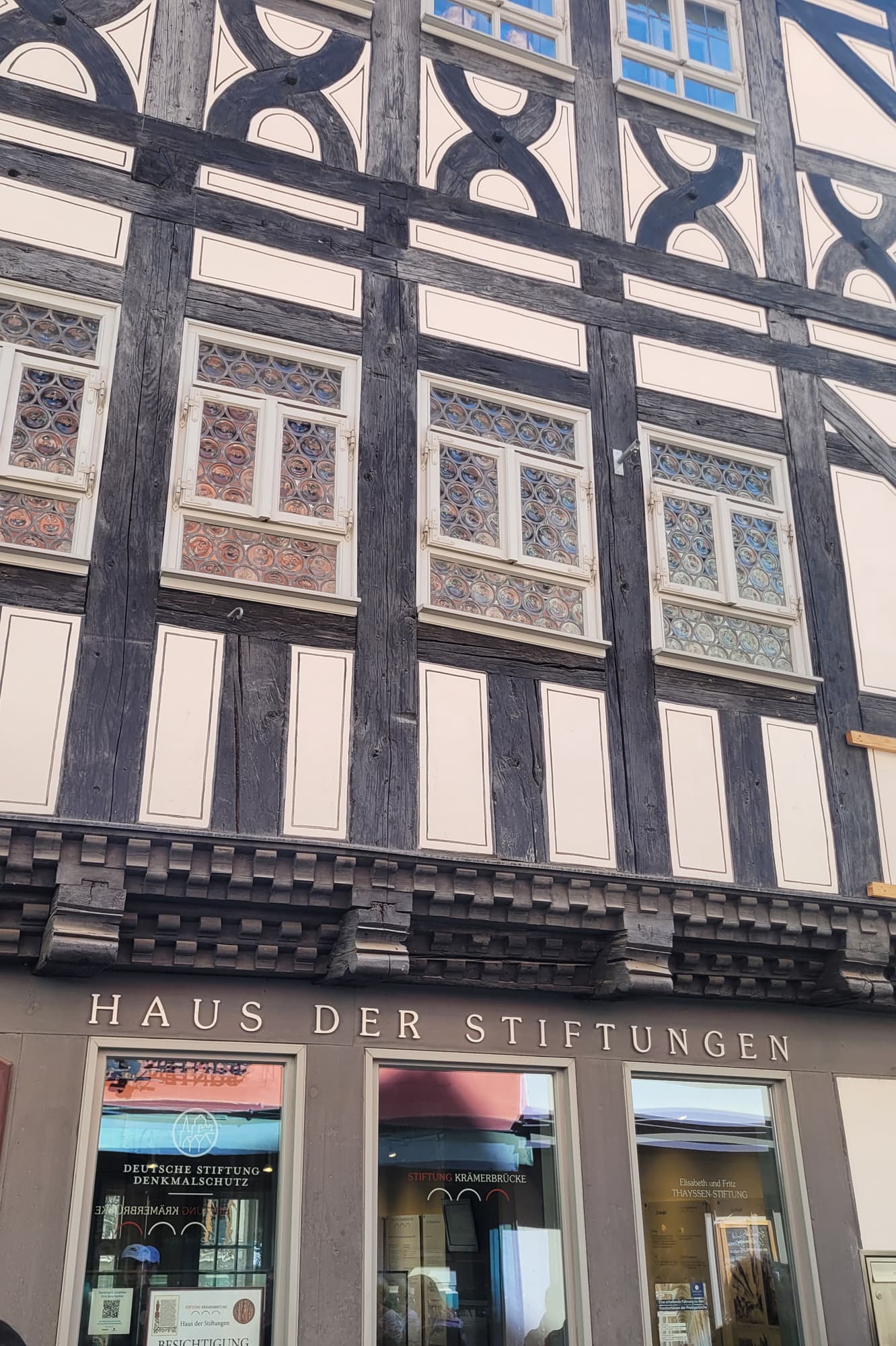 Das Haus der Stiftungen stellt in einer Dauerausstellung die Aufgaben und das Wirken der zugunsten des Kulturdenkmals Krämerbrücke tätigen Stiftung vor.