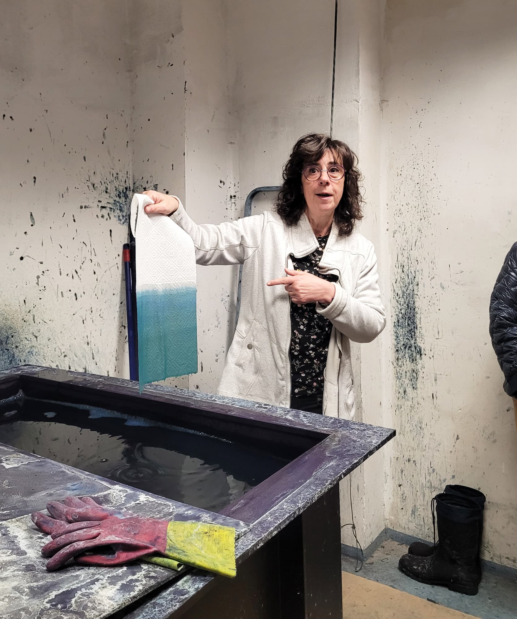 Das Tuch wird mit Waid gefärbt und ist zuerst grünlich und wird durch den Oxidationsprozess dann blau.