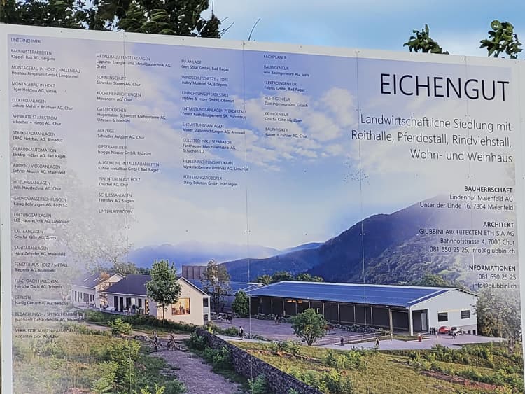 Nach so viel Kultur geht es jetzt etwas bodenständiger weiter: Wir besuchen Eichengut.
Eichengut lebt die Verbindung aus traditioneller Landwirtschaft und modernem, weltoffenem Unternehmen. Ein einzigartiger Kombibetrieb, der von Ackerbau und Rindviehhaltung über den Reitsport bis hin zu Weinbau, Gastronomie und Eventlocation alles unter einem Dach vereint.