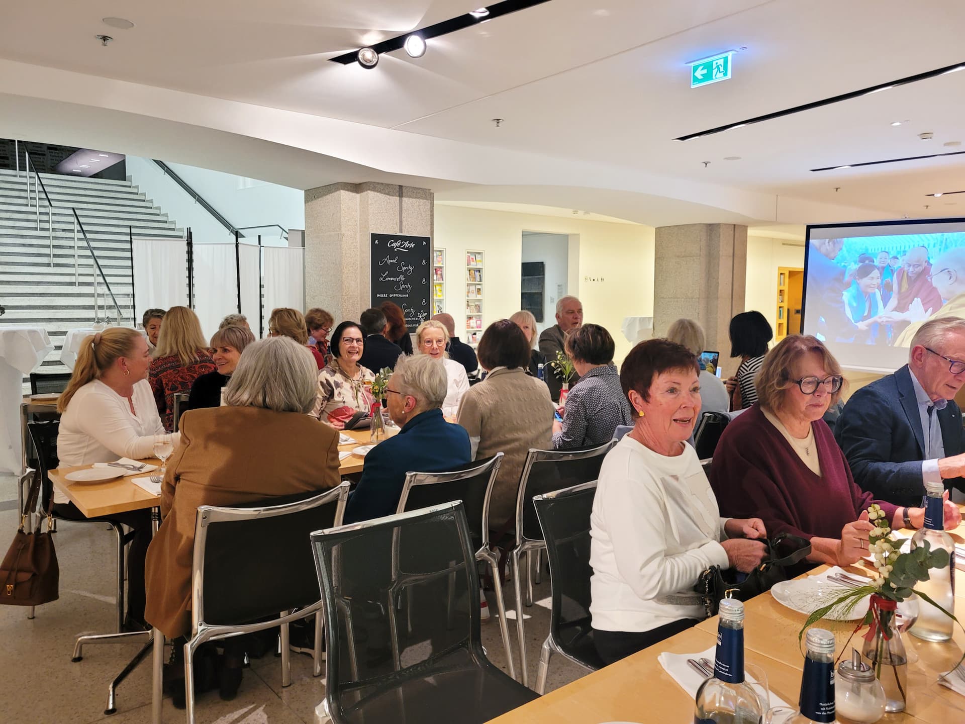 Reger Austausch, bevor das Meeting beginnt.