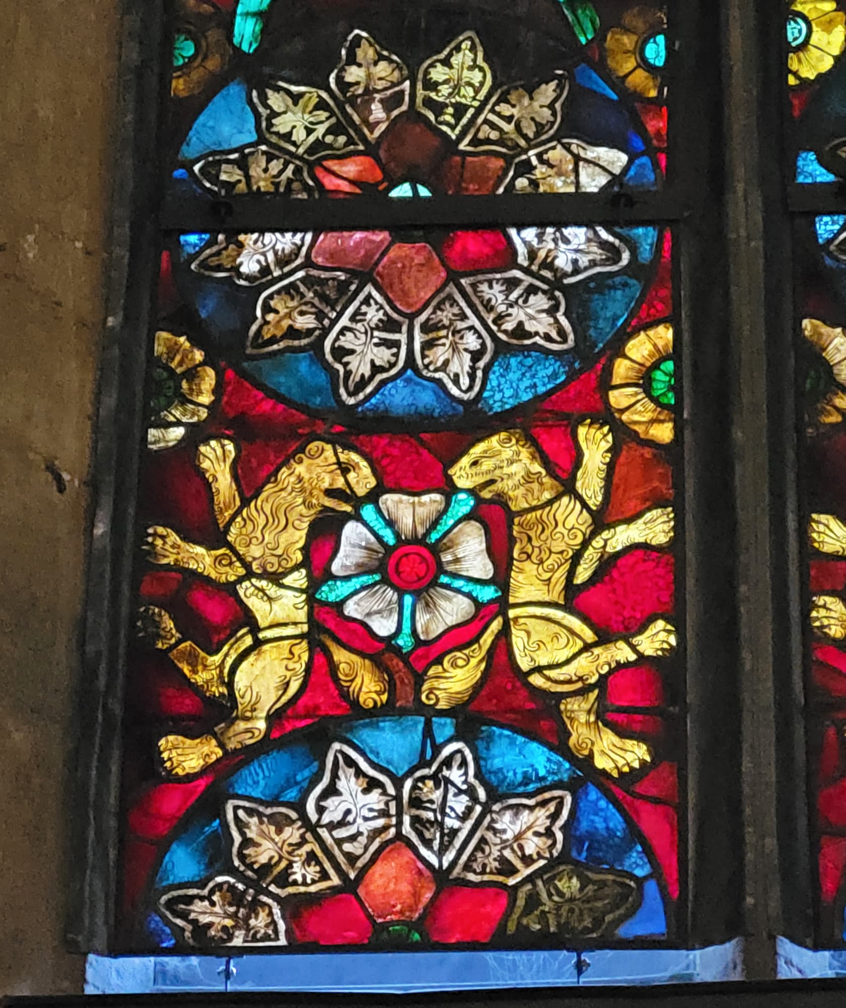 Das "Löwen- und Papageienfenster", dessen Motive als Vorbild für die Lutherrose gelten.