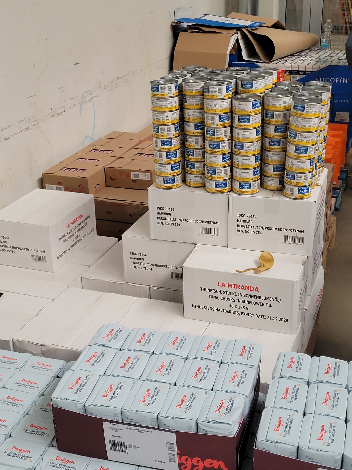 Die Paletten stehen bereit. Das Packen kann beginnen.